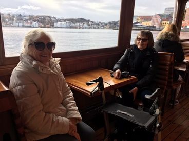 To eldre damer i boblejakke og solbriller på Sundbåten