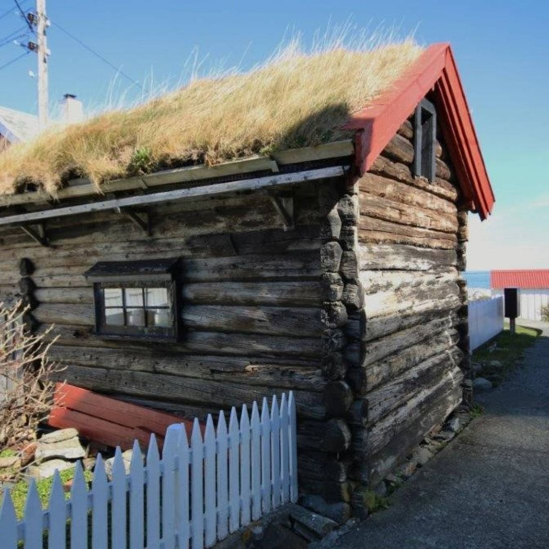 Stabbur på grip med gress på taket
