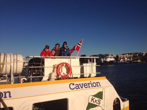 Passasjerer på soldekk av Sundbåten MS Angvik om vinteren