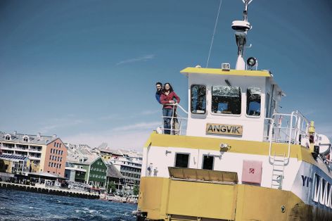 Angvik med passasjer på soldekk