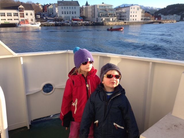 Barn med luer og solbriller på Sundbåten