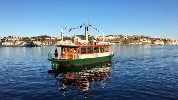 Sundbåt i havnebasseng